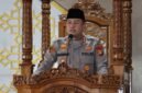 Foto: Kapolres Metro Jakarta Barat Kombes Pol Nasriadi menyampaikan khutbah Jumat di mimbar Masjid Jami Al Istiqomah, Polres Metro Jakarta Barat, Jumat (31/7/2026).