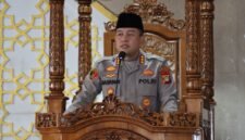 Foto: Kapolres Metro Jakarta Barat Kombes Pol Nasriadi menyampaikan khutbah Jumat di mimbar Masjid Jami Al Istiqomah, Polres Metro Jakarta Barat, Jumat (31/7/2026).