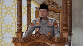 Foto: Kapolres Metro Jakarta Barat Kombes Pol Nasriadi menyampaikan khutbah Jumat di mimbar Masjid Jami Al Istiqomah, Polres Metro Jakarta Barat, Jumat (31/7/2026).