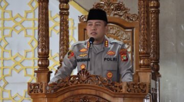 Foto: Kapolres Metro Jakarta Barat Kombes Pol Nasriadi menyampaikan khutbah Jumat di mimbar Masjid Jami Al Istiqomah, Polres Metro Jakarta Barat, Jumat (31/7/2026).