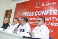 Foto: Ketua Panitia MHT PWI Jaya 2026 Arman Suparman (kedua kanan) didampingi Ketua PWI Jaya Kesit Budi Handoyo, Ketua Dewan Juri Bagus Sudarmanto, dan anggota dewan juri memberikan keterangan kepada wartawan saat konferensi pers Anugerah Jurnalistik MHT PWI Jaya 2026 di Sekretariat PWI Jaya, Jakarta, Jumat (31/7/2026).