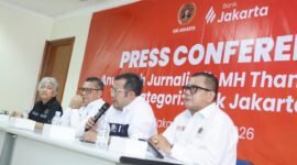 Foto: Ketua Panitia MHT PWI Jaya 2026 Arman Suparman (kedua kanan) didampingi Ketua PWI Jaya Kesit Budi Handoyo, Ketua Dewan Juri Bagus Sudarmanto, dan anggota dewan juri memberikan keterangan kepada wartawan saat konferensi pers Anugerah Jurnalistik MHT PWI Jaya 2026 di Sekretariat PWI Jaya, Jakarta, Jumat (31/7/2026).