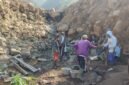 Foto: Petugas Perhutani KPH Bandung Utara bersama warga Desa Pasir Langu dan LMDH Sinar Burangrang bergotong royong memperbaiki saluran serta memasang pipa air bersih di kawasan eks longsor.