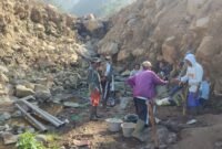 Foto: Petugas Perhutani KPH Bandung Utara bersama warga Desa Pasir Langu dan LMDH Sinar Burangrang bergotong royong memperbaiki saluran serta memasang pipa air bersih di kawasan eks longsor.