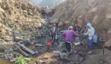 Foto: Petugas Perhutani KPH Bandung Utara bersama warga Desa Pasir Langu dan LMDH Sinar Burangrang bergotong royong memperbaiki saluran serta memasang pipa air bersih di kawasan eks longsor.