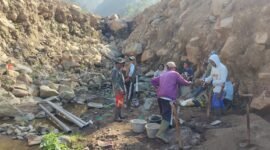 Foto: Petugas Perhutani KPH Bandung Utara bersama warga Desa Pasir Langu dan LMDH Sinar Burangrang bergotong royong memperbaiki saluran serta memasang pipa air bersih di kawasan eks longsor.