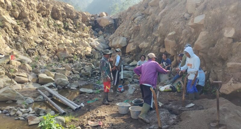 Foto: Petugas Perhutani KPH Bandung Utara bersama warga Desa Pasir Langu dan LMDH Sinar Burangrang bergotong royong memperbaiki saluran serta memasang pipa air bersih di kawasan eks longsor.