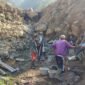 Foto: Petugas Perhutani KPH Bandung Utara bersama warga Desa Pasir Langu dan LMDH Sinar Burangrang bergotong royong memperbaiki saluran serta memasang pipa air bersih di kawasan eks longsor.