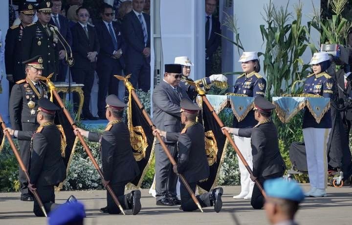 Foto: Polda Metro Jaya menorehkan prestasi membanggakan pada peringatan Hari Bhayangkara ke-80 dengan menerima Tanda Kehormatan Nugraha Sakanti dari Presiden Republik Indonesia, Prabowo Subianto. (Dok-Istimewa)