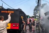 Foto: Tim Respons Bencana beserta kendaraan taktis Armored Water Cannon (AWC) yang dimanfaatkan untuk mendukung proses pemadaman. (Dok-Istimewa)