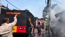 Foto: Tim Respons Bencana beserta kendaraan taktis Armored Water Cannon (AWC) yang dimanfaatkan untuk mendukung proses pemadaman. (Dok-Istimewa)