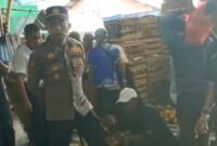 Foto: Tangkapan layar video viral oknum perwira polisi yang diduga intimidasi pedagang pasar Induk Kramat Jati. (Dok-Istimewa)