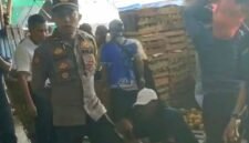 Foto: Tangkapan layar video viral oknum perwira polisi yang diduga intimidasi pedagang pasar Induk Kramat Jati. (Dok-Istimewa)