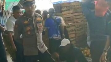 Foto: Tangkapan layar video viral oknum perwira polisi yang diduga intimidasi pedagang pasar Induk Kramat Jati. (Dok-Istimewa)
