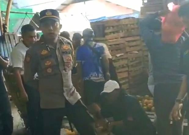 Foto: Tangkapan layar video viral oknum perwira polisi yang diduga intimidasi pedagang pasar Induk Kramat Jati. (Dok-Istimewa)