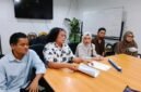 Foto: Keluarga almarhum Fizzy Alfatah alias Pao bersama kuasa hukumnya, Deolipa Yumara, mendatangi Balai Wartawan Polri Polda Metro Jaya, Senin (6/7/2026), untuk menyampaikan keberatan atas penanganan perkara dugaan penganiayaan yang menyebabkan meninggalnya remaja tersebut. (Dok-okj/fn)
