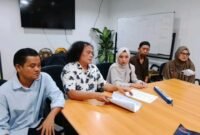 Foto: Keluarga almarhum Fizzy Alfatah alias Pao bersama kuasa hukumnya, Deolipa Yumara, mendatangi Balai Wartawan Polri Polda Metro Jaya, Senin (6/7/2026), untuk menyampaikan keberatan atas penanganan perkara dugaan penganiayaan yang menyebabkan meninggalnya remaja tersebut. (Dok-okj/fn)
