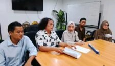 Foto: Keluarga almarhum Fizzy Alfatah alias Pao bersama kuasa hukumnya, Deolipa Yumara, mendatangi Balai Wartawan Polri Polda Metro Jaya, Senin (6/7/2026), untuk menyampaikan keberatan atas penanganan perkara dugaan penganiayaan yang menyebabkan meninggalnya remaja tersebut. (Dok-okj/fn)