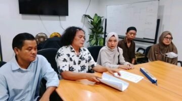 Foto: Keluarga almarhum Fizzy Alfatah alias Pao bersama kuasa hukumnya, Deolipa Yumara, mendatangi Balai Wartawan Polri Polda Metro Jaya, Senin (6/7/2026), untuk menyampaikan keberatan atas penanganan perkara dugaan penganiayaan yang menyebabkan meninggalnya remaja tersebut. (Dok-okj/fn)