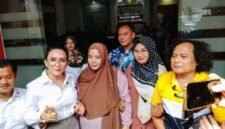 Foto: Didampingi Deolipa Yumara dan Rieke Diah Pitaloka, Herawati Rampungkan BAP Kasus Dugaan Penganiayaan di Polres Metro Jakarta Selatan, Kamis (9/7/2026). (Dok-okj/fn)