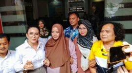 Foto: Didampingi Deolipa Yumara dan Rieke Diah Pitaloka, Herawati Rampungkan BAP Kasus Dugaan Penganiayaan di Polres Metro Jakarta Selatan, Kamis (9/7/2026). (Dok-okj/fn)