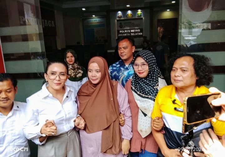 Foto: Didampingi Deolipa Yumara dan Rieke Diah Pitaloka, Herawati Rampungkan BAP Kasus Dugaan Penganiayaan di Polres Metro Jakarta Selatan, Kamis (9/7/2026). (Dok-okj/fn)