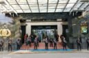 Foto: Gedung Promoter tampak berbeda dari biasanya. Puluhan personel Brigade Mobile (Brimob) bersenjata lengkap diterjunkan untuk mengamankan area konferensi pers, Jumat (10/7/2026). (Dok-okj/fn)