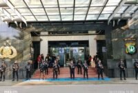 Foto: Gedung Promoter tampak berbeda dari biasanya. Puluhan personel Brigade Mobile (Brimob) bersenjata lengkap diterjunkan untuk mengamankan area konferensi pers, Jumat (10/7/2026). (Dok-okj/fn)
