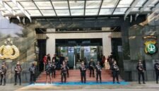 Foto: Gedung Promoter tampak berbeda dari biasanya. Puluhan personel Brigade Mobile (Brimob) bersenjata lengkap diterjunkan untuk mengamankan area konferensi pers, Jumat (10/7/2026). (Dok-okj/fn)