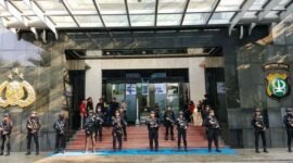 Foto: Gedung Promoter tampak berbeda dari biasanya. Puluhan personel Brigade Mobile (Brimob) bersenjata lengkap diterjunkan untuk mengamankan area konferensi pers, Jumat (10/7/2026). (Dok-okj/fn)