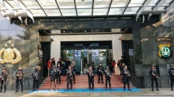 Foto: Gedung Promoter tampak berbeda dari biasanya. Puluhan personel Brigade Mobile (Brimob) bersenjata lengkap diterjunkan untuk mengamankan area konferensi pers, Jumat (10/7/2026). (Dok-okj/fn)