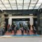 Foto: Gedung Promoter tampak berbeda dari biasanya. Puluhan personel Brigade Mobile (Brimob) bersenjata lengkap diterjunkan untuk mengamankan area konferensi pers, Jumat (10/7/2026). (Dok-okj/fn)