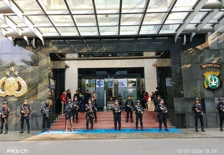 Foto: Gedung Promoter tampak berbeda dari biasanya. Puluhan personel Brigade Mobile (Brimob) bersenjata lengkap diterjunkan untuk mengamankan area konferensi pers, Jumat (10/7/2026). (Dok-okj/fn)