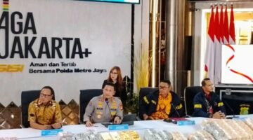 Foto: Konferensi pers perkembangan penyidikan dugaan kasus korupsi besar disampaikan Kepala Bidang Hubungan Masyarakat Polda Metro Jaya, Kombes Pol. Budi Hermanto, di Mapolda Metro Jaya, Jumat malam (10/7/2026). (Dok-okj/fn)