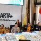 Foto: Konferensi pers perkembangan penyidikan dugaan kasus korupsi besar disampaikan Kepala Bidang Hubungan Masyarakat Polda Metro Jaya, Kombes Pol. Budi Hermanto, di Mapolda Metro Jaya, Jumat malam (10/7/2026). (Dok-okj/fn)
