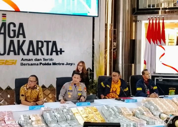 Foto: Konferensi pers perkembangan penyidikan dugaan kasus korupsi besar disampaikan Kepala Bidang Hubungan Masyarakat Polda Metro Jaya, Kombes Pol. Budi Hermanto, di Mapolda Metro Jaya, Jumat malam (10/7/2026). (Dok-okj/fn)