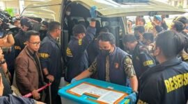 Foto: Tim penyidikan Polri secara resmi menyerahkan seorang tersangka beserta seluruh barang bukti elektronik maupun nonelektronik kepada penyidik Kejaksaan Agung Republik Indonesia di Gedung Bundar Kejaksaan Agung, Jakarta, Jumat (17/7/2026). (Dok-Istimewa)