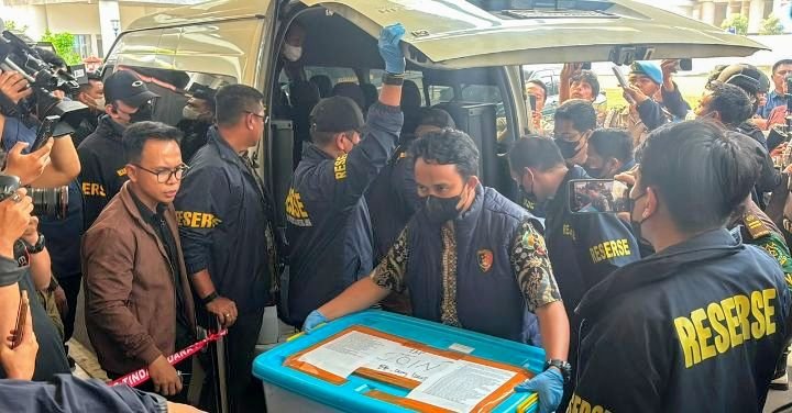 Foto: Tim penyidikan Polri secara resmi menyerahkan seorang tersangka beserta seluruh barang bukti elektronik maupun nonelektronik kepada penyidik Kejaksaan Agung Republik Indonesia di Gedung Bundar Kejaksaan Agung, Jakarta, Jumat (17/7/2026). (Dok-Istimewa)