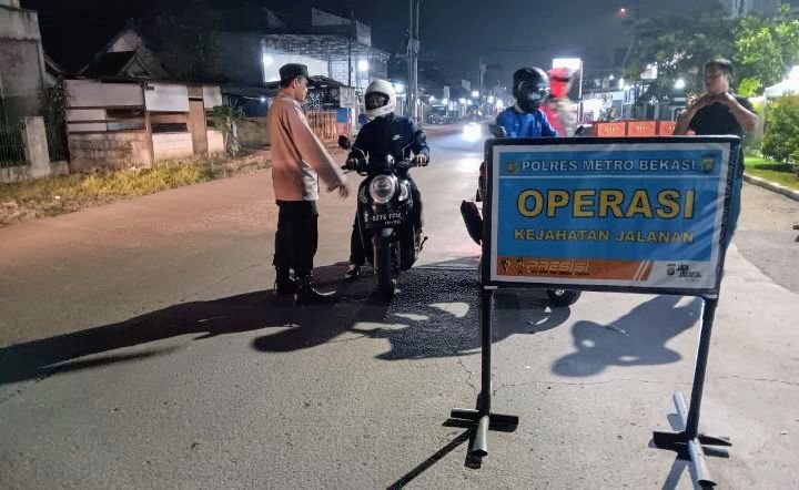 Foto: Jaga Jakarta Jaga Bekasi, Polsek Tambun Selatan perkuat patroli malam di wilayah Tambun Utara. (Dok-Istimewa)