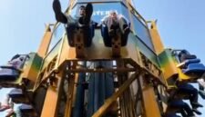 Foto: Ayu dan tiga rekannya saat menikmati wahana Hysteria di Dunia Fantasi (Dufan), Rabu (22/7/2026). (Dok-Pribadi)