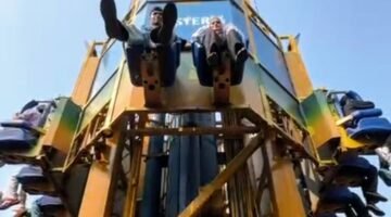 Foto: Ayu dan tiga rekannya saat menikmati wahana Hysteria di Dunia Fantasi (Dufan), Rabu (22/7/2026). (Dok-Pribadi)