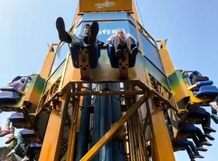 Foto: Ayu dan tiga rekannya saat menikmati wahana Hysteria di Dunia Fantasi (Dufan), Rabu (22/7/2026). (Dok-Pribadi)