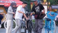 Pemilik sepeda onthel sewaan di kawasan Musium Fatahillah, Kota Tua Jakarta (kanan) sedang memberi penjelasan kepada wisatawan lokal yang akan menyewa sepedanya, pekan lalu. (Foto: herman wijaya)