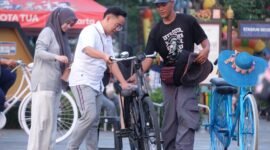 Pemilik sepeda onthel sewaan di kawasan Musium Fatahillah, Kota Tua Jakarta (kanan) sedang memberi penjelasan kepada wisatawan lokal yang akan menyewa sepedanya, pekan lalu. (Foto: herman wijaya)