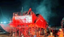 Foto: Kebakaran yang melanda Kapal Negara (KN) SAR Ramawijaya saat menjalani proses perbaikan di kawasan Galangan Muara Baru, Jakarta Utara, Rabu (22/7/2026) malam. (Dok-Istimewa)