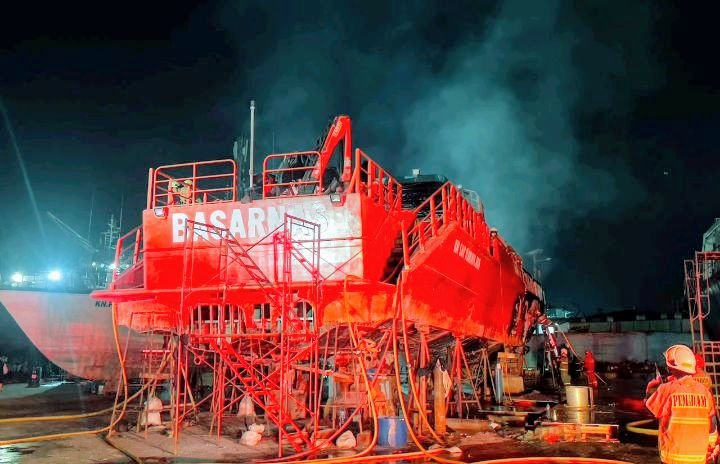Foto: Kebakaran yang melanda Kapal Negara (KN) SAR Ramawijaya saat menjalani proses perbaikan di kawasan Galangan Muara Baru, Jakarta Utara, Rabu (22/7/2026) malam. (Dok-Istimewa)