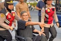 Foto: Kakek Pandih mendatangi Polres Metro Tangerang Kota, pada Jumat (24/7/2026). (Dok-Istimewa)