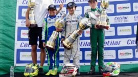 Pembalap cilik Indonesia, Muhammad Fadil Abbas Wibowo (tengah) menjadi Juara I, pada seri keempat ACI Karting Championship Italia 2026 di Surkuit Val Vibrata, Italia (Foto: ist.)