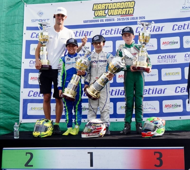 Pembalap cilik Indonesia, Muhammad Fadil Abbas Wibowo (tengah) menjadi Juara I, pada seri keempat ACI Karting Championship Italia 2026 di Surkuit Val Vibrata, Italia (Foto: ist.)