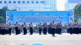 Foto: Kapolda Metro Jaya Komjen Pol. Asep Edi Suheri memimpin upacara serah terima jabatan (sertijab) terhadap Pejabat Utama (PJU) dan Kapolres jajaran Polda Metro Jaya di Lapangan Presisi Direktorat Lalu Lintas (Ditlantas) Polda Metro Jaya, Selasa (28/7/2026). (Dok-Istimewa)